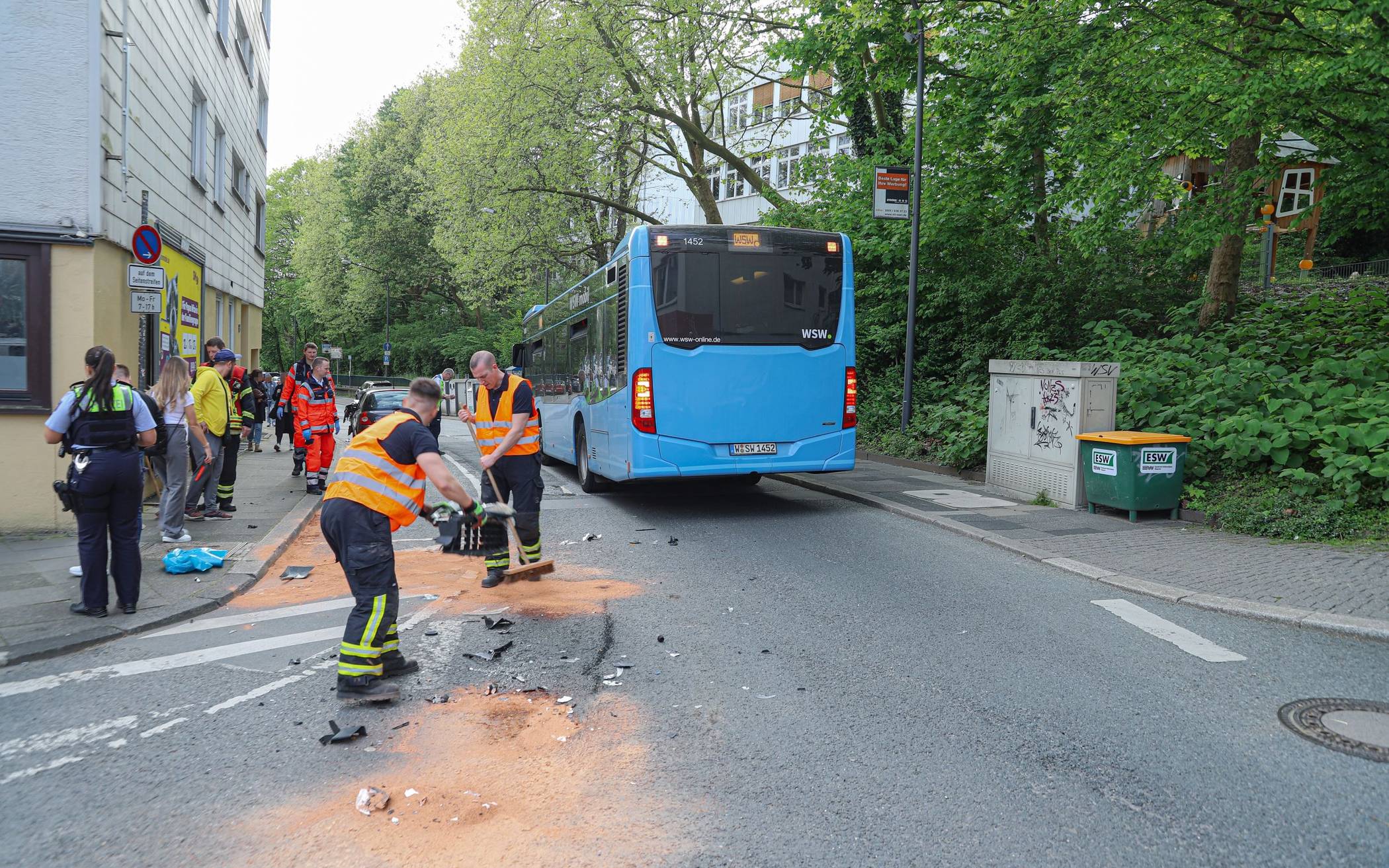 Bilder: Pkw fährt gegen Wuppertaler Linienbus